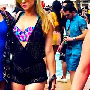 Black baiting suit cover up